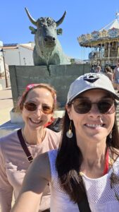 Elizabeth and Denise in front of the bull statue